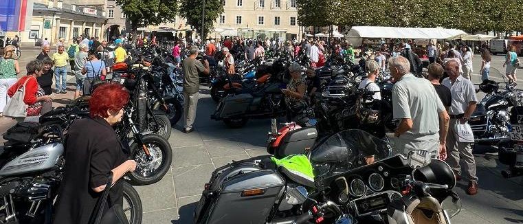 Bild enthält, Adult, Male, Man, Person, Cityscape, Urban, Female, Woman, Vacation, Motorcycle