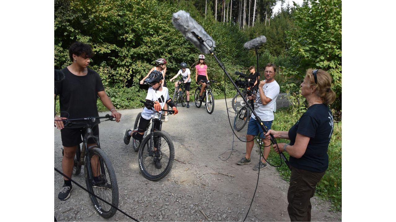 Bild enthält, Boy, Male, Person, Teen, Adult, Man, Helmet, Bicycle, Photography, Wheel