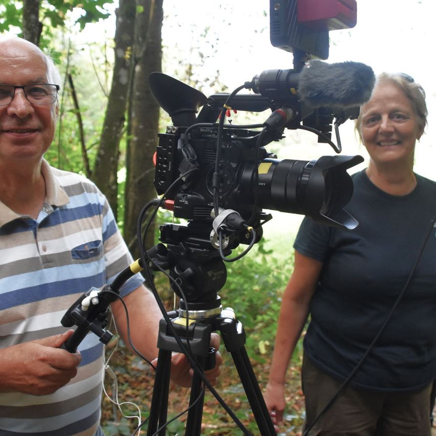 Bild enthält, Tripod, Video Camera, Photography, Adult, Male, Man, Person, Face, Glasses, Portrait