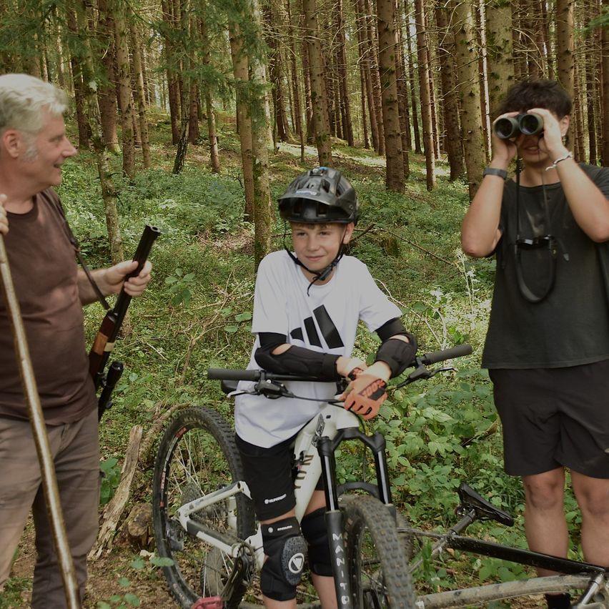 Bild enthält, Vegetation, Helmet, Boy, Male, Person, Teen, Woodland, Adult, Man, Bicycle
