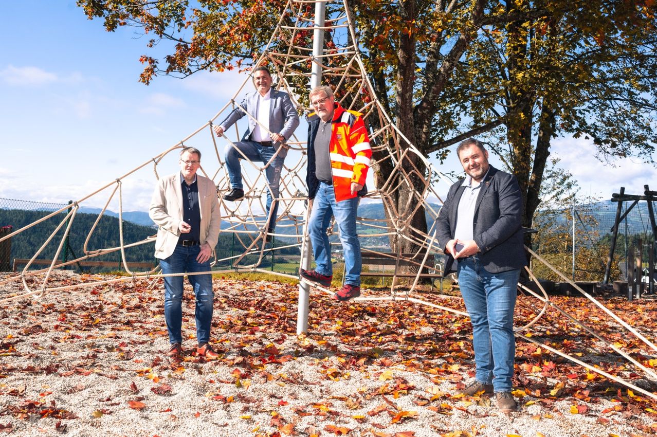 Bild enthält, Pants, Jeans, Person, Walking, Coat, Jacket, Adult, Male, Man, Shoe