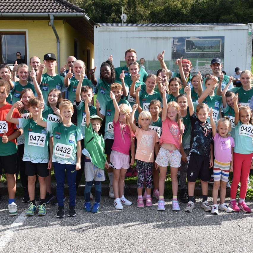 Bild enthält, People, Person, T-Shirt, Shorts, Portrait, Grass, Shelter, Adult, Male, Man