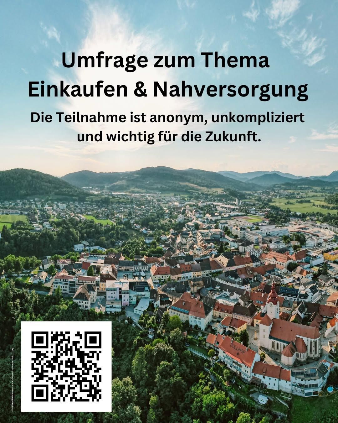 Luftaufnahme einer Stadt mit Gebäuden, Bergen und einem Himmel mit Text über Einkaufen und Lebensmittelversorgung. Links befindet sich ein QR-Code.