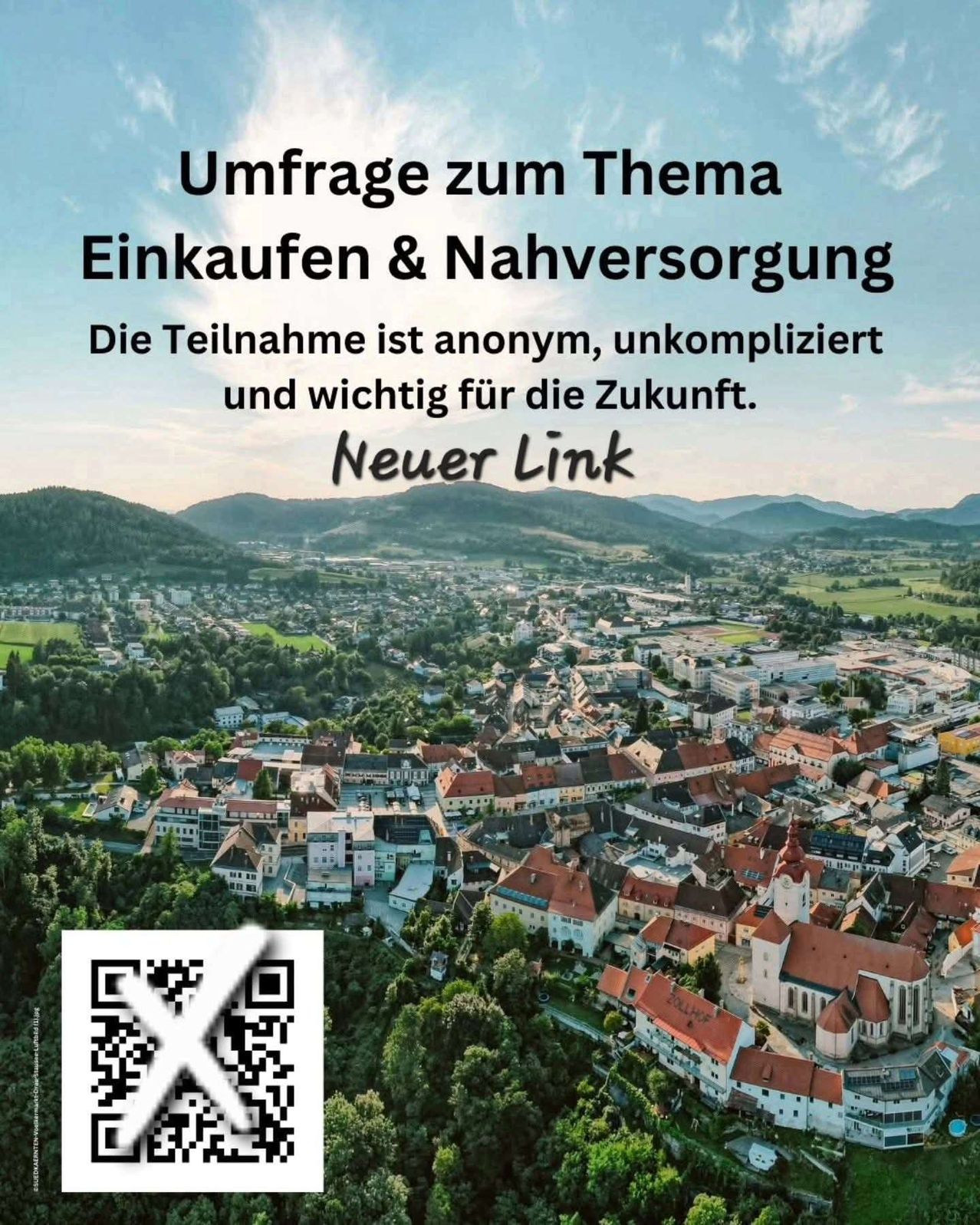 Luftaufnahme einer Stadt mit Gebäuden und Bergen. Es steht 'Umfrage zum Thema Einkaufen & Nahversorgung' und 'Neuer Link'. QR-Code ist zu sehen.