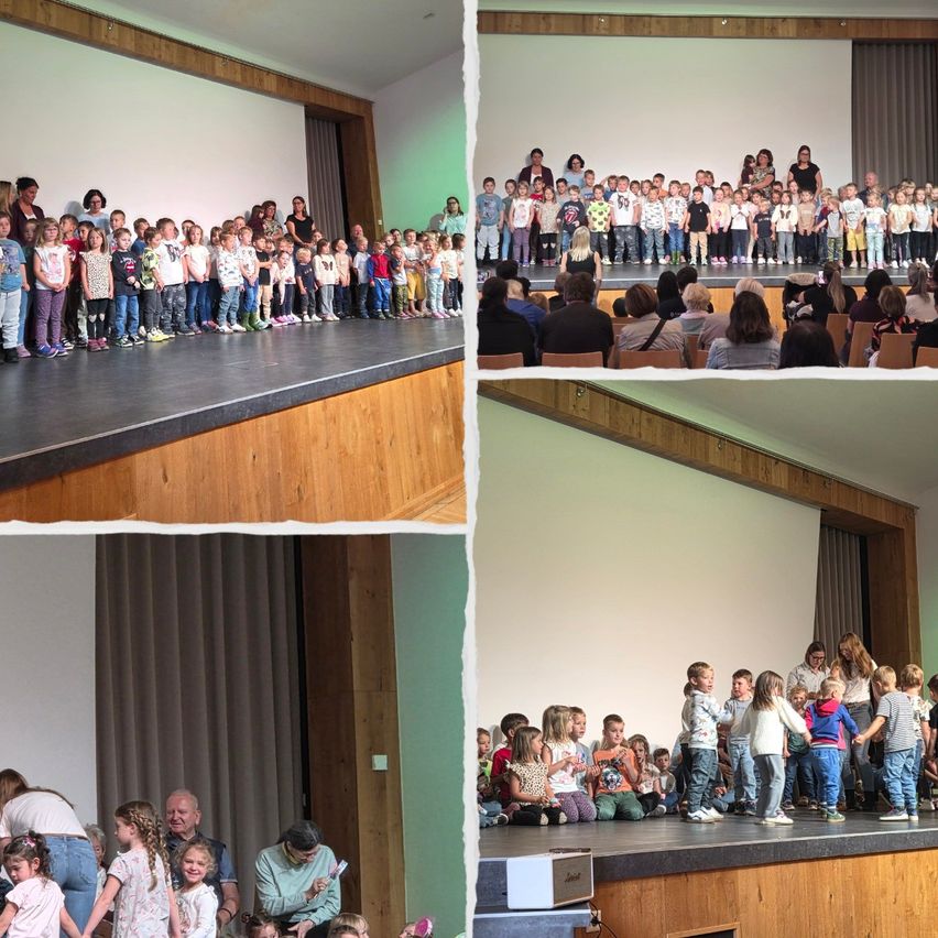 Ein Fotocollage von Kindern auf der Bühne und im Auditorium, einige stehen, während andere in Stühlen sitzen und zuschauen. Die Bühne hat einen hölzernen Hintergrund.