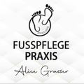 Ein Logo für 'Fusspflege Praxis Alice Grasser' mit einem stilisierten Fuß und dem Text 'PODOLOGIE' darüber. Der Hintergrund ist weiß mit einem Rautenmuster.