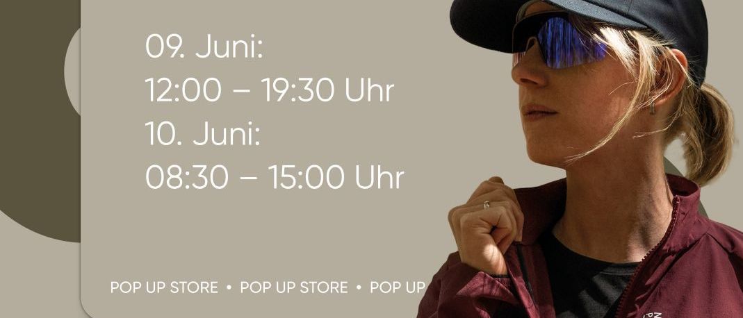 Eine Frau in einer braunen Jacke und Hut schaut in die Ferne. Das Datum der Veranstaltung ist der 9. und 10. Juni 2026. Die Öffnungszeiten sind am 9. von 12:00 bis 19:30 Uhr und am 10. von 08:30 bis 15:00 Uhr.