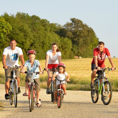 Bild enthält, Helmet, People, Person, Bicycle, Shoe, Cycling, Path, E-scooter, Vegetation, Wheel