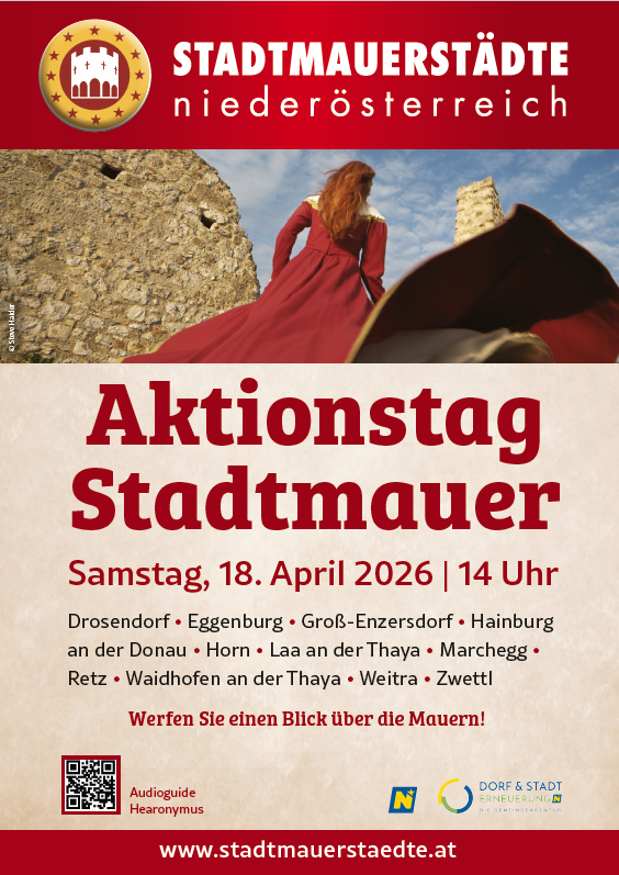 Ein Plakat für den Aktionstag Stadtmauer am 18. April 2026 um 14 Uhr. Es zeigt eine Frau in einem roten Kleid und beinhaltet Orte wie Drosendorf, Eggenburg und mehr. Es ermutigt die Betrachter, die Mauern anzuschauen.