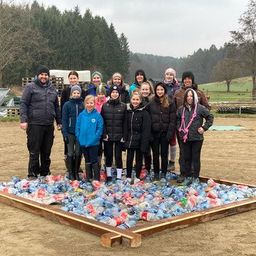 Bild enthält, People, Person, Pants, Coat, Jacket, Park, Adult, Male, Man, Hoodie