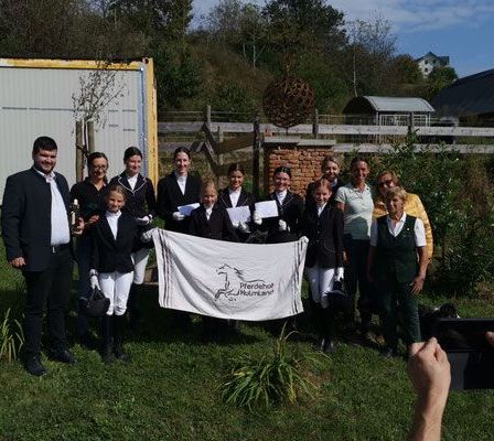 Bild enthält, People, Person, Formal Wear, Suit, Tuxedo, Adult, Male, Man, Coat, Grass