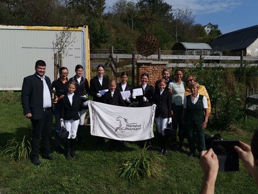 Bild enthält, People, Person, Formal Wear, Suit, Tuxedo, Adult, Male, Man, Coat, Grass