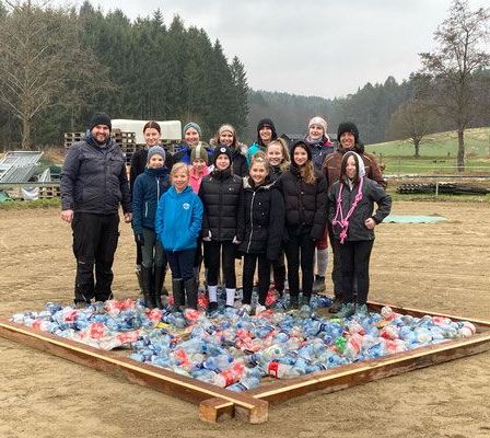 Bild enthält, People, Person, Pants, Coat, Jacket, Park, Adult, Male, Man, Hoodie