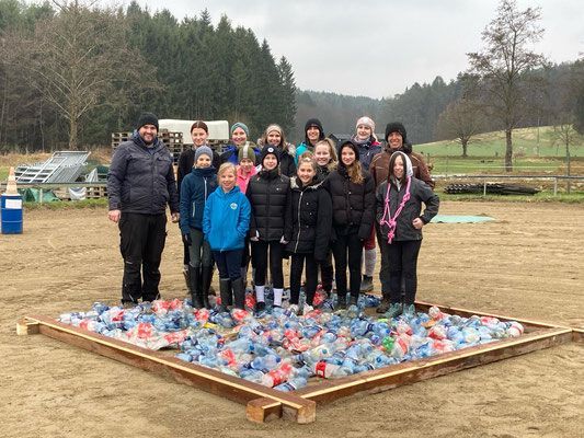 Bild enthält, People, Person, Pants, Coat, Jacket, Park, Adult, Male, Man, Hoodie