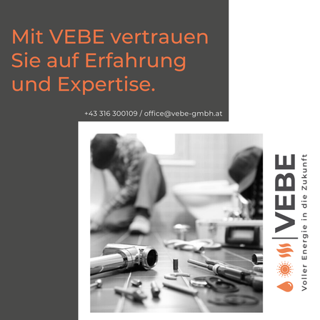 Ein Schwarz-Weiß-Foto von zwei Personen, die auf dem Boden arbeiten. Eine Person links repariert etwas mit einem Werkzeug. Eine Person rechts hält ein Werkzeug. Der Boden hat Werkzeuge und andere Objekte. Ein Logo und Text sind rechts. Der Text ist auf Deutsch.