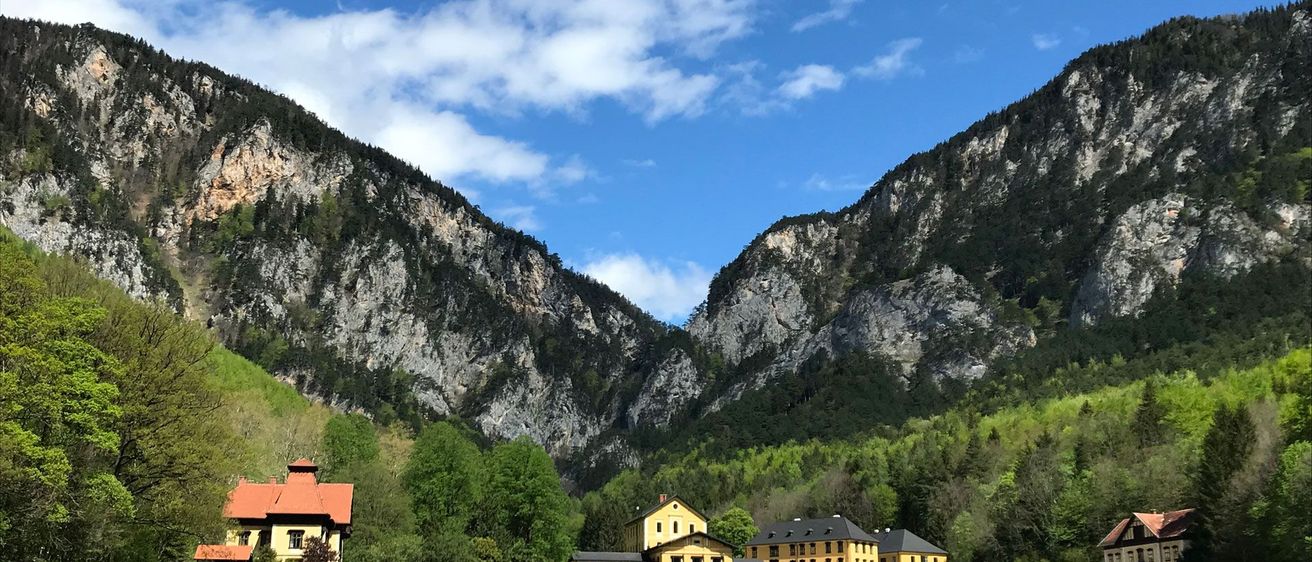 Bild enthält, Nature, Outdoors, Scenery, Grass, Landscape, Shelter, Tree, Mountain Range, Peak, Vegetation