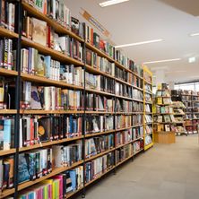 Bild enthält, Furniture, Bookcase, Book, Indoors, Library, Publication, Person, Shop