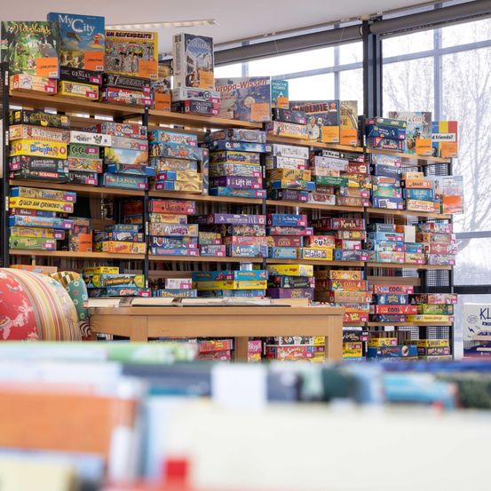 Bild enthält, Shelf, Shop, Indoors, Person, Grocery Store, Market, Supermarket, Book, Publication