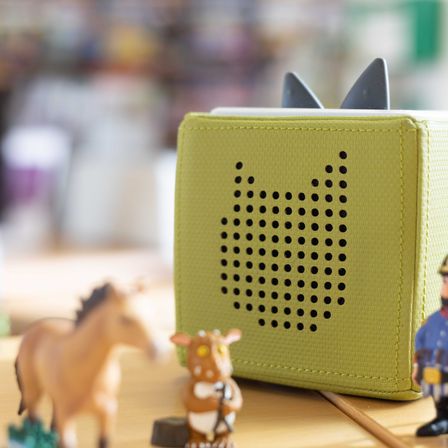 Bild enthält, Electronics, Toy, Bag, Handbag, Horse, Mammal, Radio
