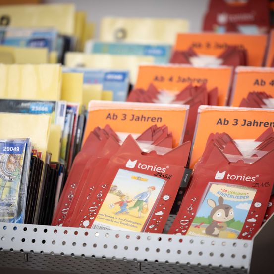 Bild enthält, Book, Publication, Advertisement, Poster, Person