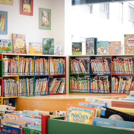 Bild enthält, Book, Indoors, Library, Publication, Art, Painting, Furniture, Bookcase