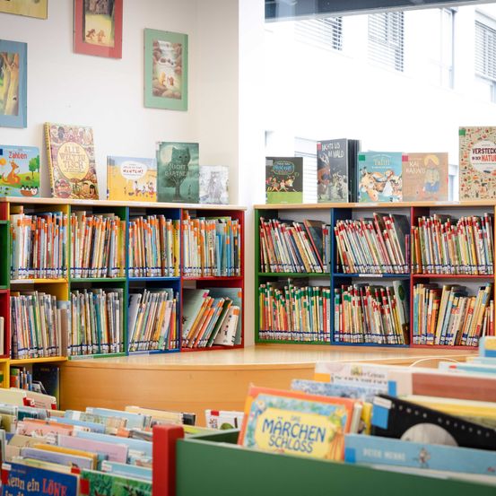 Bild enthält, Book, Indoors, Library, Publication, Art, Painting, Furniture, Bookcase