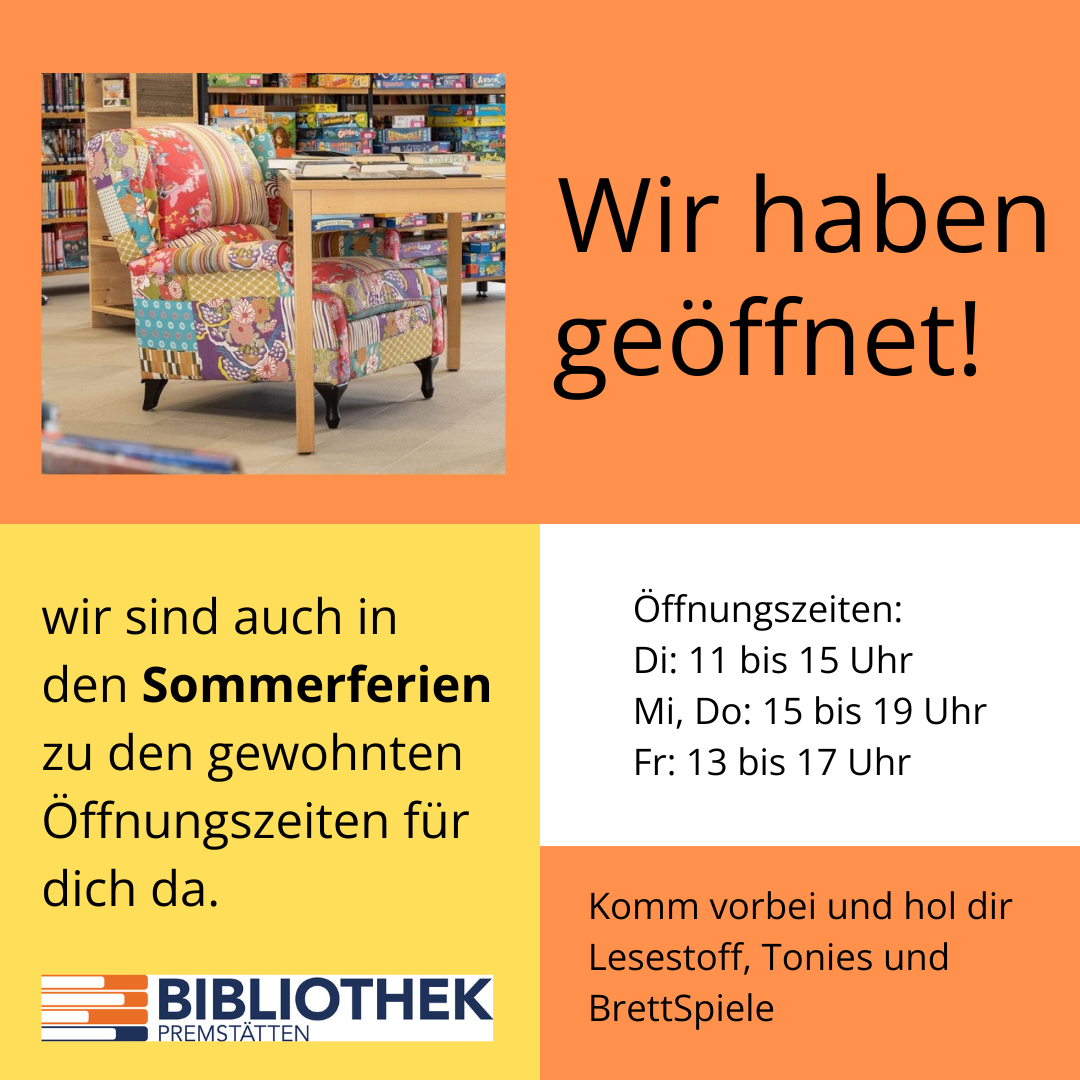 Ein bunter Stuhl in einer Bibliothek mit Bücherregalen im Hintergrund. Die Bibliothek ist geöffnet und lädt Besucher ein.