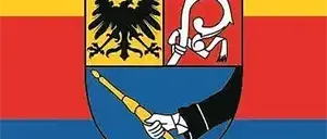 Eine Flagge mit einem gelb-rot gestreiften Hintergrund. Ein Wappen in der Mitte hat einen schwarzen Adler, einen Stab und einen Buchstaben 'P'.