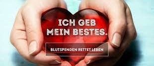 Zwei Hände halten ein rotes Herz, auf dem die Worte 'Ich geb mein Bestes' stehen. Das Herz ist von einem blauen Hintergrund mit einem weißen Rand umgeben. Unter dem Herzen sind die Worte 'Blutspenden rettet Leben' zu sehen.