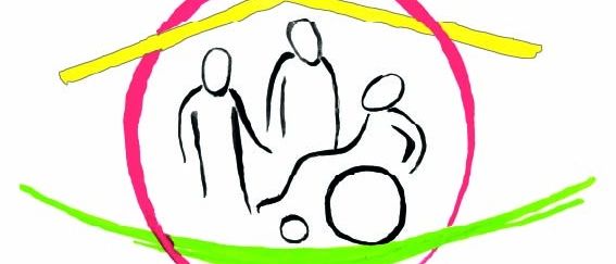 Ein Logo zeigt ein Haus mit drei Menschen darin, zwei stehend und einer im Rollstuhl, umgeben von rosa und gelben Kreisen auf weißem Hintergrund. Der Text 'Im Heim daheim' steht in Grün unter dem Bild.