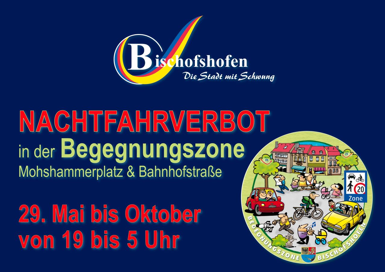 Ein blaues Plakat kündigt das Fahrradverkehrsverbot in Bischofshofen von Mai bis Oktober, von 19:00 bis 05:00 Uhr, in der Begegnungszone am Marktplatz und der Bahnhofstraße an.