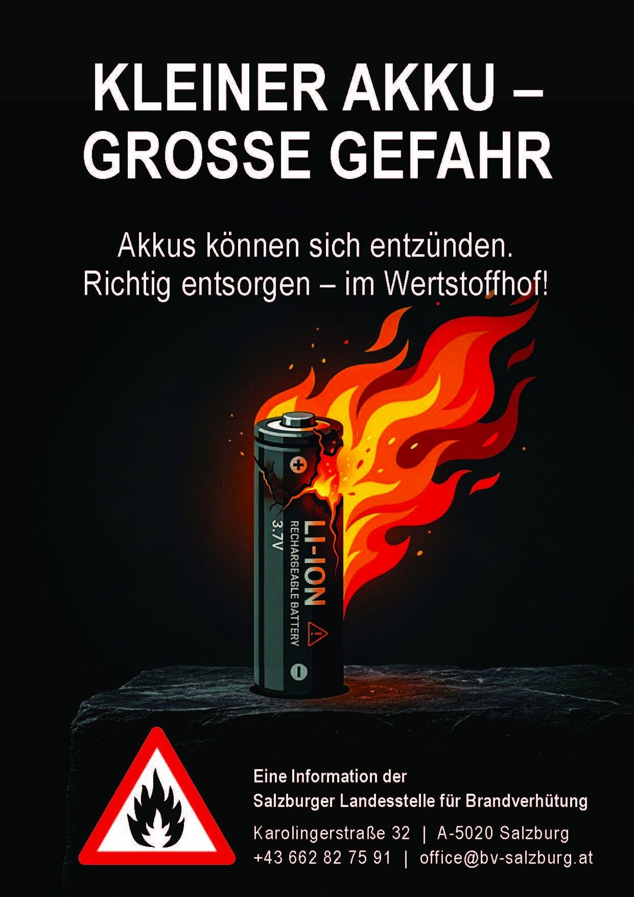 Eine schwarze Batterie in Flammen mit den Worten 'GROSS GEGEHR' und einem Warnzeichen darüber. Es steht 'Akkus können sich entzünden. Richtig entsorgen - im Wertstoffhof!'.
