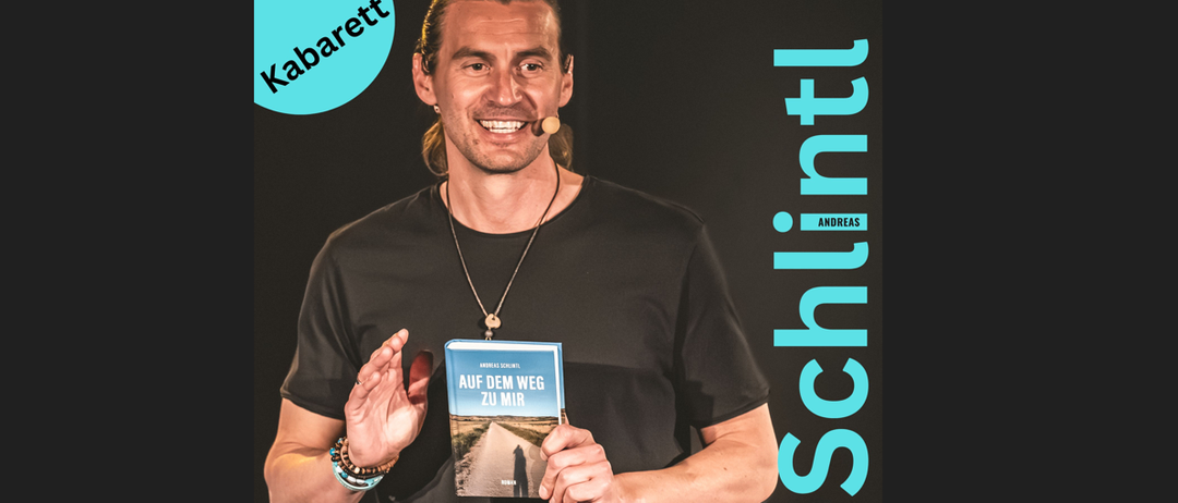 Ein lächelnder Mann, der ein Buch mit dem Titel 'Auf dem Weg zu mir' in der Hand hält, ein Mikrofon am Ohr, trägt ein schwarzes T-Shirt und eine Halskette. Der Hintergrund ist dunkel mit 'Kabaret' und 'Schintl' Text.