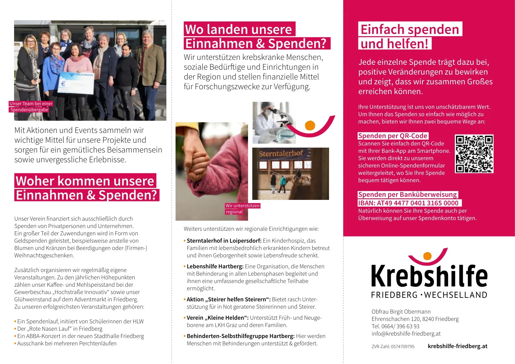 Eine Gruppe von Menschen steht vor einem Gebäude, hält einen Scheck in der Hand und lächelt. Der Text auf dem Plakat lautet 'Woher kommen unsere Einnahmen und Ausgaben?' und 'Einfach spenden und helfen!'.