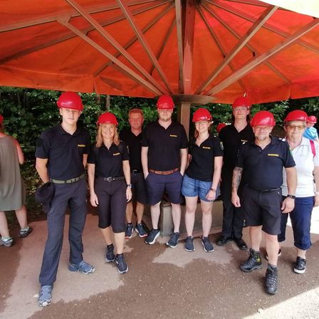 Bild enthält, People, Person, Helmet, Hardhat, Baseball Cap, Cap, Hat, Shorts, Shelter, Portrait