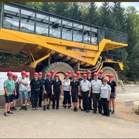 Bild enthält, People, Person, Helmet, Outdoors, Tree, Groupshot, Shorts, Nature, Machine, Bus