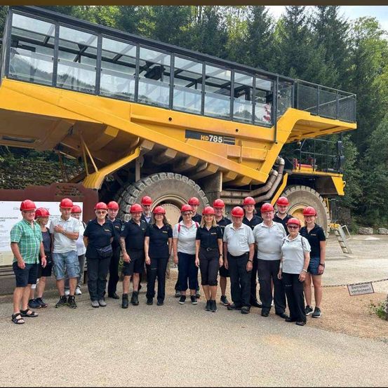 Bild enthält, People, Person, Helmet, Outdoors, Tree, Groupshot, Shorts, Nature, Machine, Bus