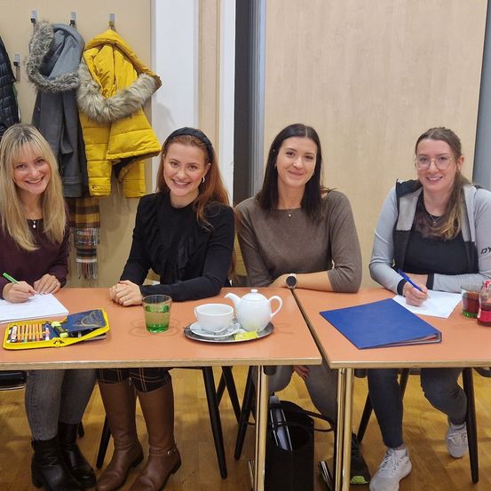 Bild enthält, Table, People, Person, Dining Table, Plywood, Wood, Adult, Female, Woman, Dining Room