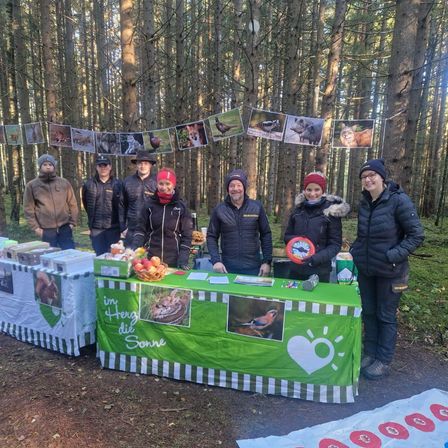 Bild enthält, Grove, Land, Tree, Vegetation, Woodland, Grass, Park, People, Portrait, Jacket