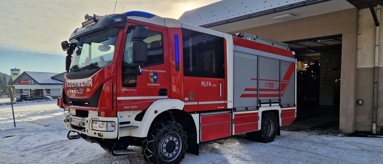 Bild enthält, Transportation, Truck, Vehicle, Machine, Wheel, Fire Truck, Fire Station
