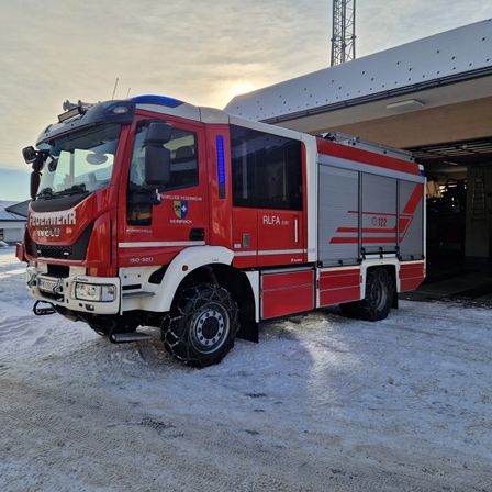 Bild enthält, Transportation, Truck, Vehicle, Machine, Wheel, Fire Truck, Fire Station
