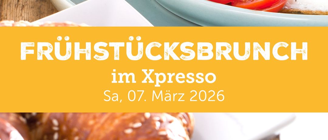 Ein Frühstücksessen mit Eiern, Tomaten und Croissants wird auf einem Holztisch gezeigt. Der Text auf Deutsch lautet 'Fruhstucksbrunch im Xpresso' mit dem Datum '07. März 2026'.