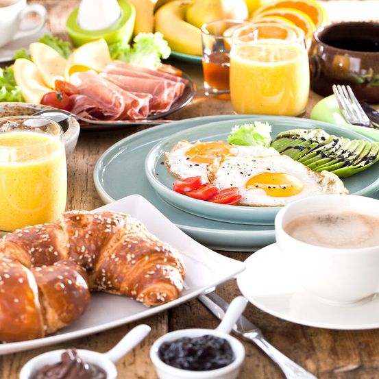Bild enthält, Brunch, Food, Beverage, Coffee, Coffee Cup, Plate, Cutlery, Fork, Cup