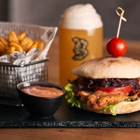 Bild enthält, Food, Food Presentation, Brunch, Burger, Alcohol, Beer, Beverage, Coffee, Coffee Cup