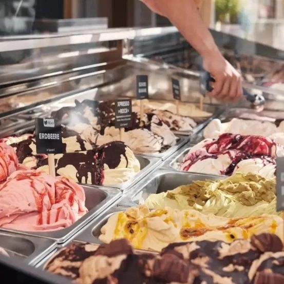 Bild enthält, Cream, Dessert, Food, Ice Cream, Frozen Yogurt, Meat, Pork, Salad