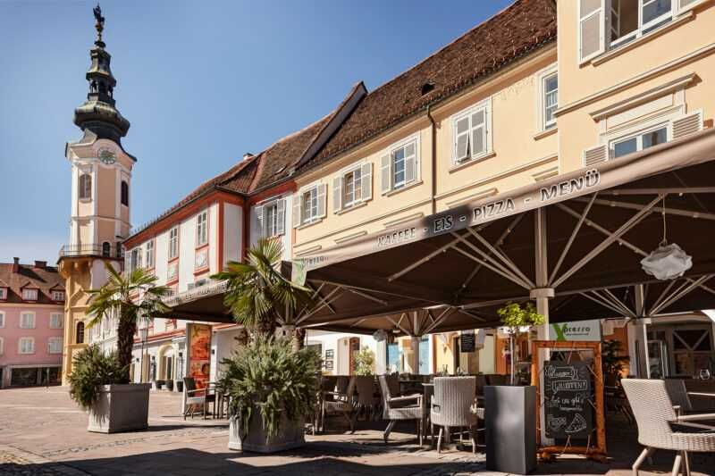 Bild enthält, City, Neighborhood, Clock Tower, Street, Urban, Hotel, Blackboard, Cafe, Indoors, Potted Plant