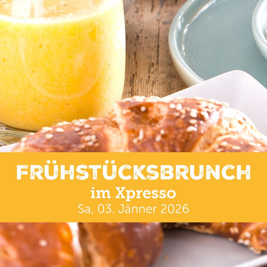 Ein Glas Orangensaft mit einem Teller Sesambrot. Das Bild hat einen gelben Banner mit weißem Text, der 'FRÜHSTÜCKSBRUNCH im Xpresso' und das Datum 'Sa, 03. Janner 2026' sagt.