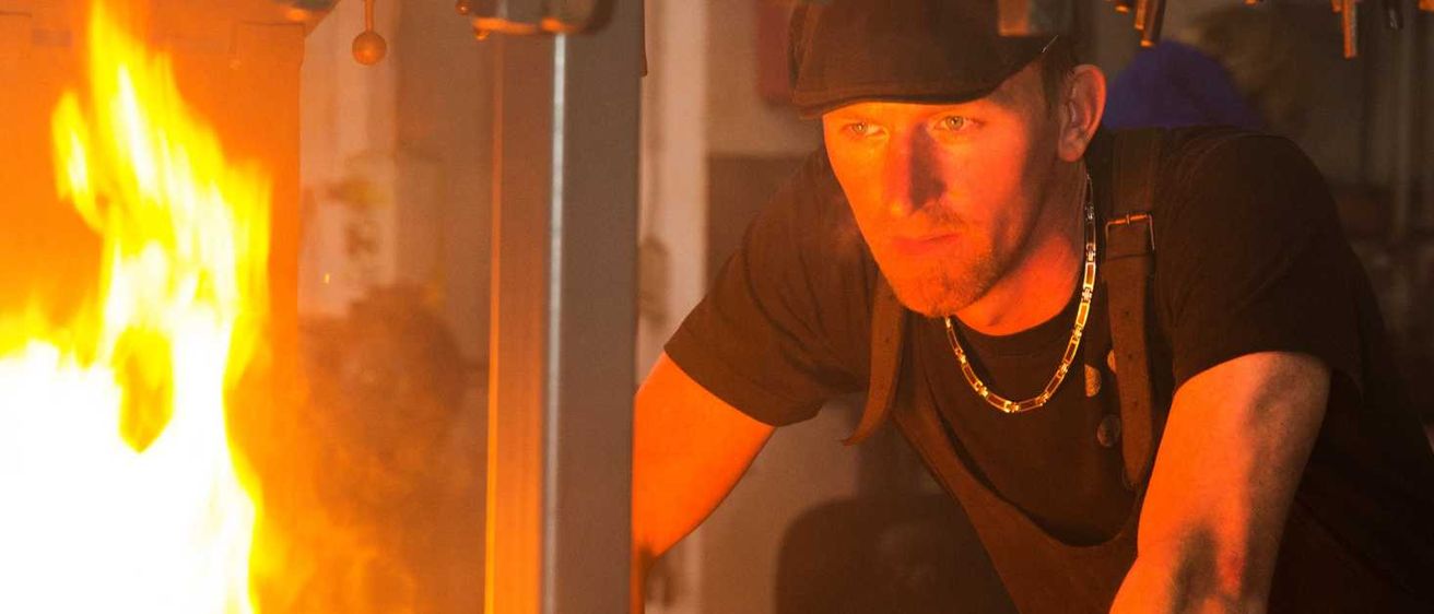 Bild enthält, Adult, Male, Man, Person, Face, Fire, Flame, Hat, Necklace, Indoors