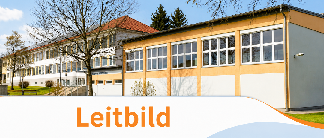 Ein klarer Tag mit einem Gebäude mit rotem Dach und Glasfenstern vor einem Baum. Das Wort 'Leitbild' ist in großen orangefarbenen Buchstaben unter dem Bild geschrieben.