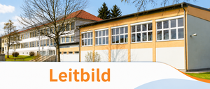 Ein klarer Tag mit einem Gebäude mit rotem Dach und Glasfenstern vor einem Baum. Das Wort 'Leitbild' ist in großen orangefarbenen Buchstaben unter dem Bild geschrieben.